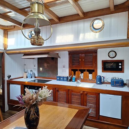Historic Wooden Ship 'Ursula' Hotel อีสต์คาวส์ ภายนอก รูปภาพ