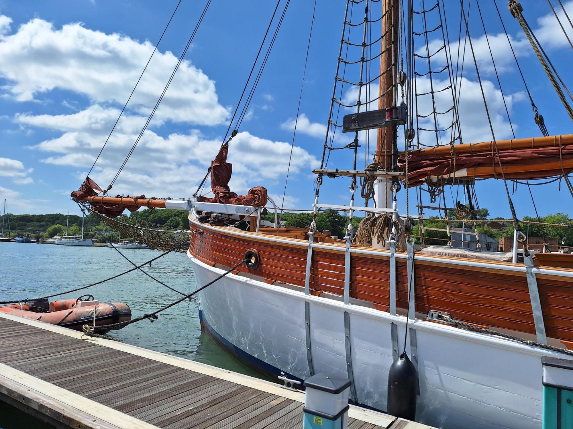 Historic Wooden Ship 'Ursula' Hotel อีสต์คาวส์ ภายนอก รูปภาพ