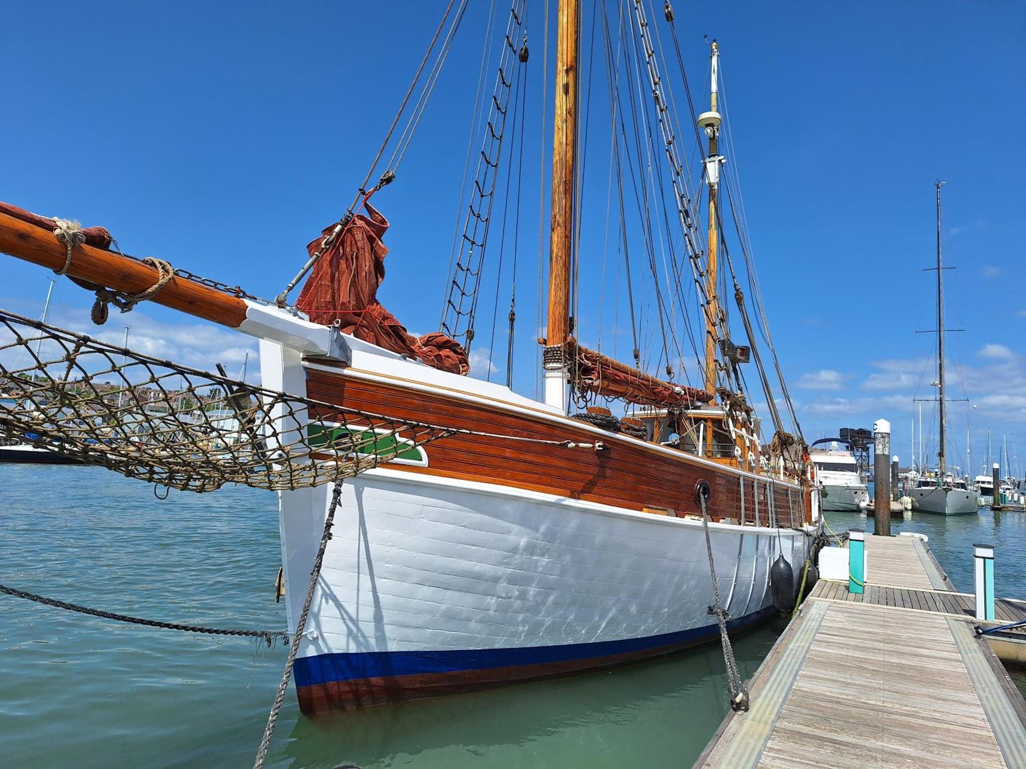 Historic Wooden Ship 'Ursula' Hotel อีสต์คาวส์ ภายนอก รูปภาพ
