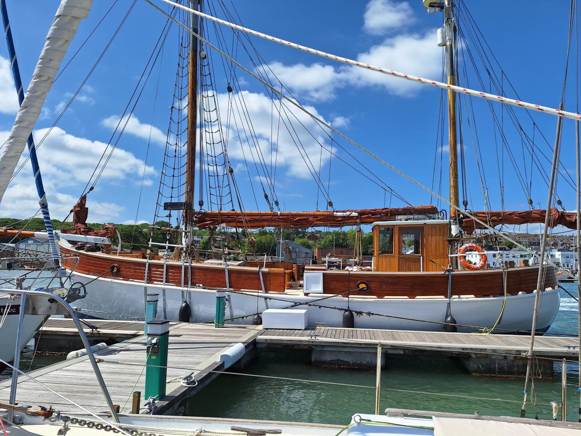 Historic Wooden Ship 'Ursula' Hotel อีสต์คาวส์ ภายนอก รูปภาพ