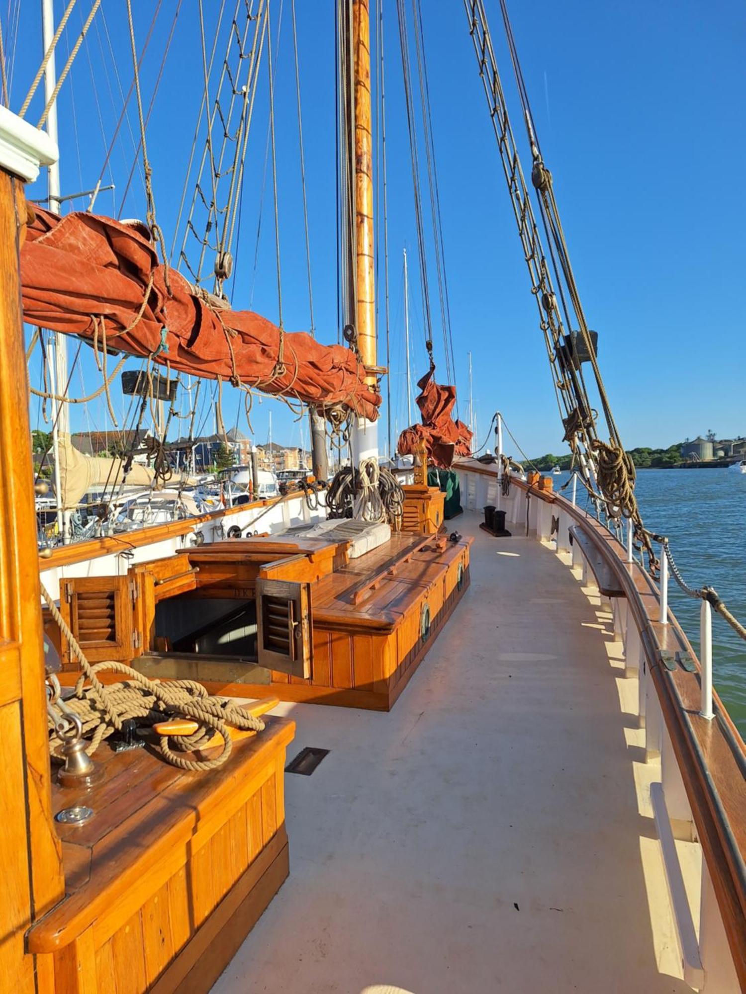 Historic Wooden Ship 'Ursula' Hotel อีสต์คาวส์ ภายนอก รูปภาพ